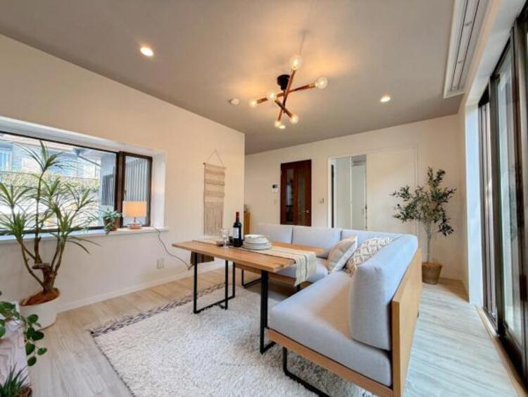 居間 リビングにあふれる採光と心地よい風のつどう調和された空間！！生活を彩る充実した日々が過ごせそうです。家族の滞在期間が長くなることを予測して、設計士が思いと工夫をこらした自慢のリビングダイニング！！！ 