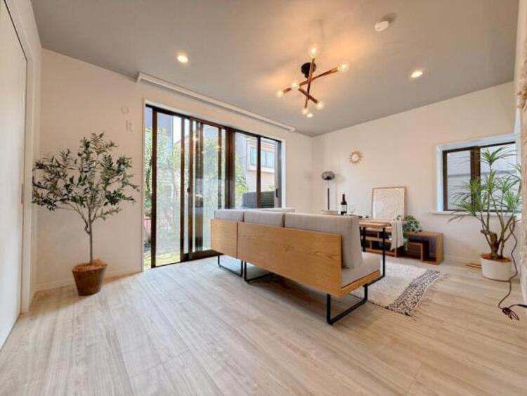 居間 開放感とプライベート感が見事に両立されたリビングダイニング！通常では相反するファクターがともにそろうと極上のくつろぎ空間が生まれます。だれにも譲りたくない至福の空間で過ごす日々は生活をより豊かにします 