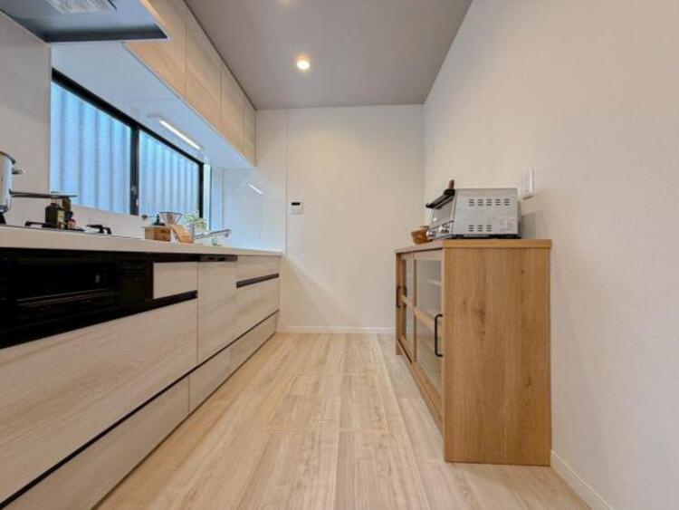 キッチン 【キッチン】広く取られたキッチンスペースはとても便利です。　自由にレイアウトがカスタマイズできます。 