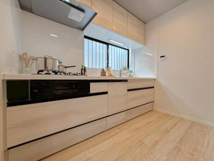 キッチン 【キッチン】広く取られたキッチンスペースはとても便利です。　自由にレイアウトがカスタマイズできます。 