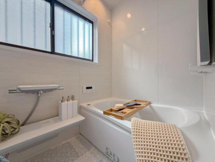 風呂 【浴室】使いやすい最新システムバスににリフォーム済みです。ご入居時から気持ちよくお使いいただけます。 