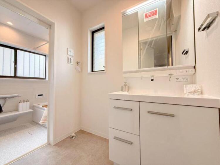 洗面 【洗面・脱衣所】使いやすい最新の洗面台にリフォーム済みです。ご入居時から気持ちよくお使いいただけます 