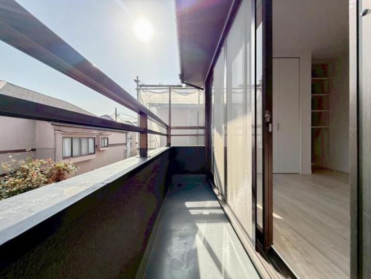 バルコニー 【バルコニー】太陽の光と爽やかな風でお洗濯物は気持ちいいです。 