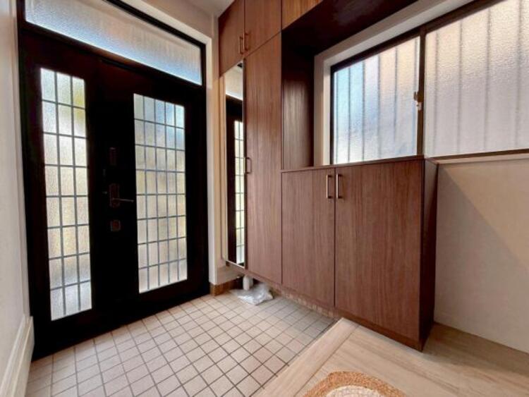 その他 【玄関】明るく広い玄関には収納力に優れたシューズボックス。　靴をスッキリと整頓することができます。 