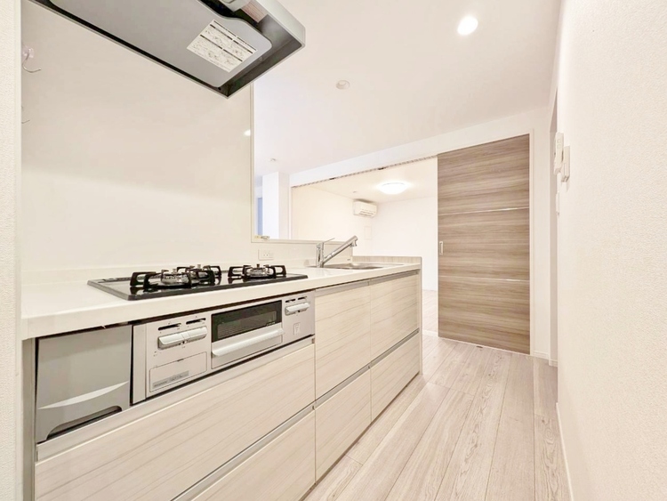 キッチン スマートな意匠と充実の機能を備えたキッチンが、暮らしにおいしい彩りを添えます。