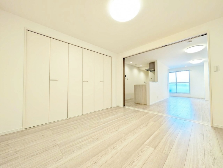 寝室 ベッドも十分に設置するスペースがあります。