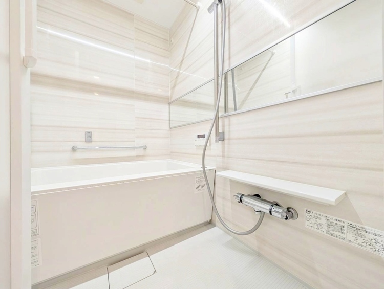 風呂 一日の疲れを癒すバスルームは、心地よいリラックスを叶える清潔感溢れる空間です。