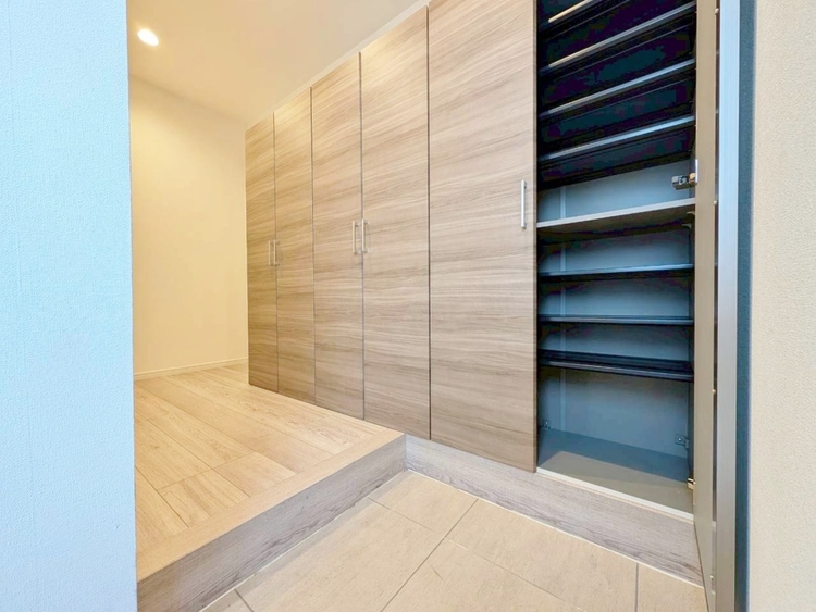 玄関 シューズボックスを完備した玄関です。