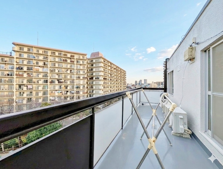 バルコニー 窓を開けると広がる青空。心をリフレッシュして日々を過ごしていきましょう。