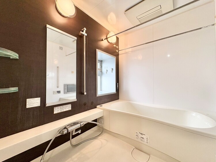 風呂 一日の疲れを癒すバスルームは、心地よいリラックスを叶える清潔感溢れる空間です。