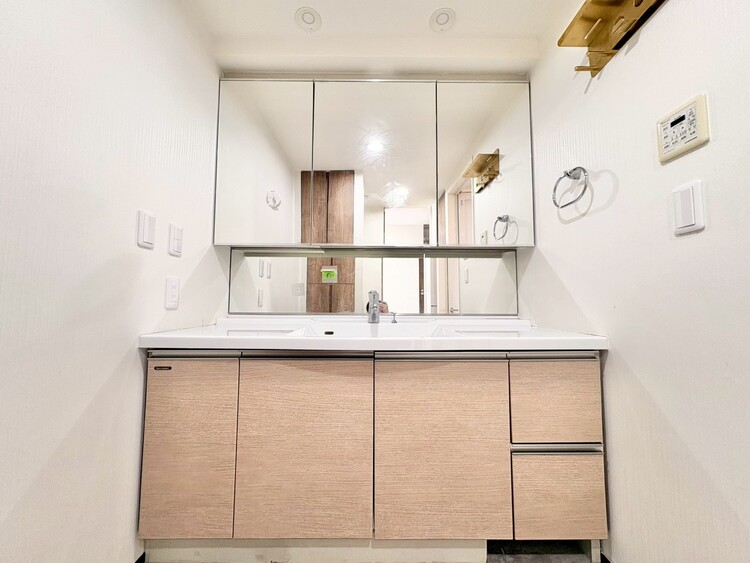 洗面 何かと物が増える場所だからこそ、スッキリと見映えの良い空間に。