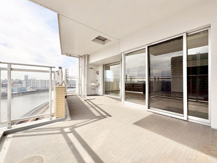 バルコニー 暮らしの中で、光と風を演出してくれるバルコニー。