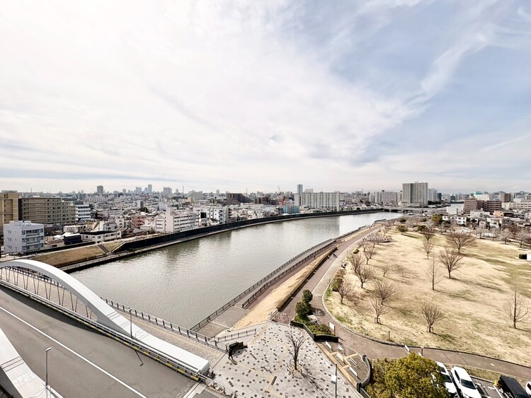 バルコニー 窓を開けると広がる青空。心をリフレッシュして日々を過ごしていきましょう。