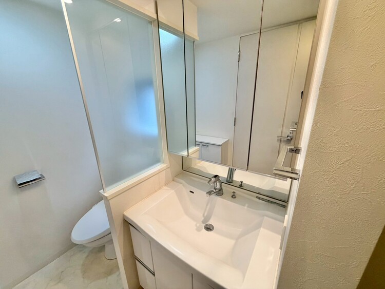 その他 清潔感を感じられる洗面化粧台。