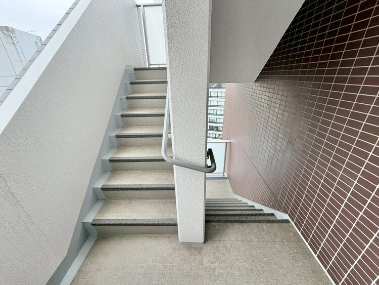 その他 共用部の階段です。明るく清潔に管理されています。