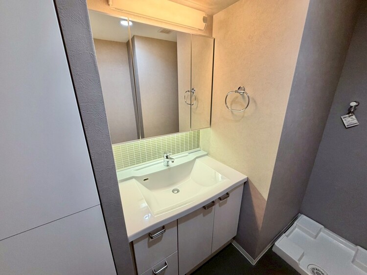 その他 清潔感を感じられる洗面化粧台。