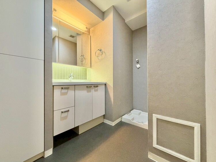 その他 十分な広さの脱衣所。