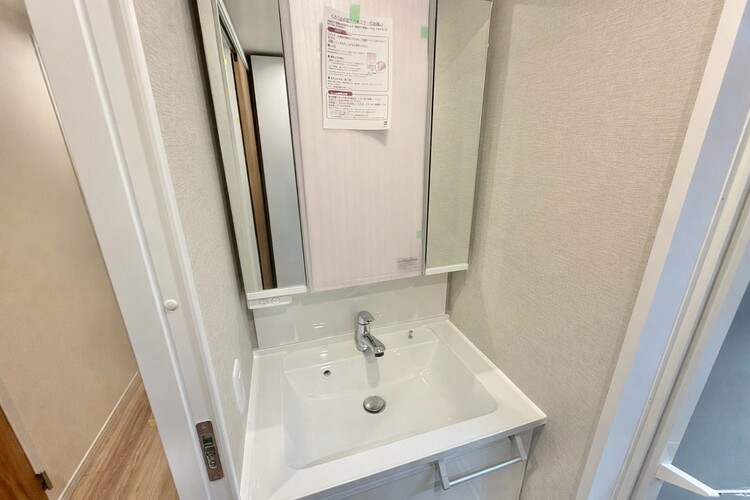 その他 清潔感を感じられる洗面化粧台。