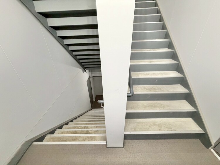 その他 共用部の階段です。明るく清潔に管理されています。