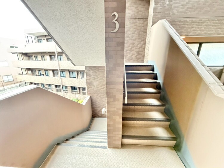 その他 共用部の階段です。明るく清潔に管理されています。