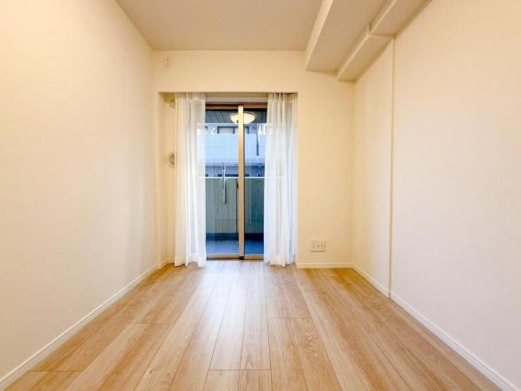 内装 陽光がたっぷりと取り込め大きな窓で広々と安らげる快適空間です窓からの眺めは気持ち良い解放感ある光景！おだやかな寛ぎを届けるお部屋で、趣味などの時間も充実した時間をアイデアや工夫次第で過ごせそうですね！