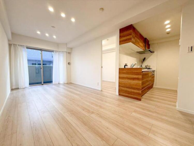 居間 家族の会話や笑顔が行き交うリビングで、子供を走り回らせたい。ダイニングテーブルでゆったり食事を堪能。光と風が溢れる開放的なリビングダイニングには、くつろぎの空間を生み自然と家族みんなが集まってきます