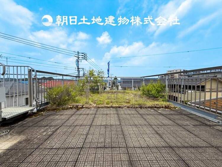 バルコニー 【ルーフバルコニー】テーブルを置いてもゆとりのある幅の広いバルコニーです。