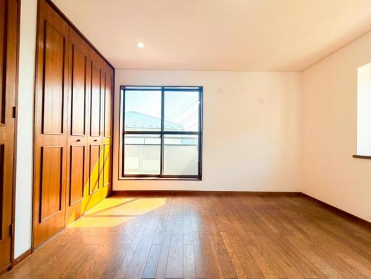 内装 穏やかな寛ぎあじわえるお部屋では有意義な時間がつくれます！大きな窓からと陽光が注がれる明るい空間！光もアクセントの一つとして。一人時間も充実したものにできるプライベートルームは日々を豊かにします！！