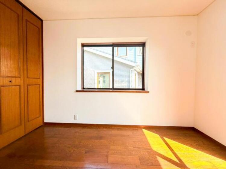 内装 居室はひとり時間を過ごせる安らげるお部屋として活用できます！収納スペースあり！荷物が多くても十分！ベッドや勉強机、テレビなどを置きたい場合におすすめ！！過ごす時間が長くてもゆったり過ごせそうですね！