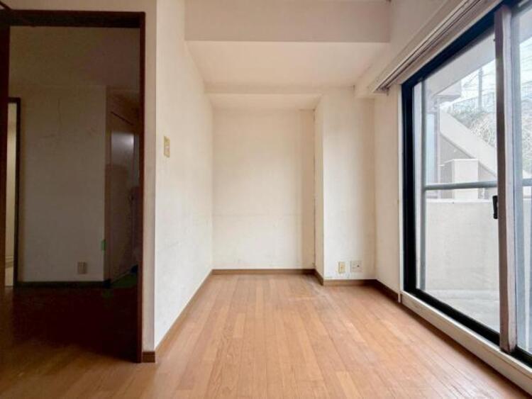 内装 採光を確保した明るい室内は風通しも良く穏やかな時が流れます！様々な生活スタイルにも対応可能な間取り。採光もアクセントの一つとして。この明るい好みの空間で読書をしたり、音楽を聞いたりと一人の時間も充実！ 