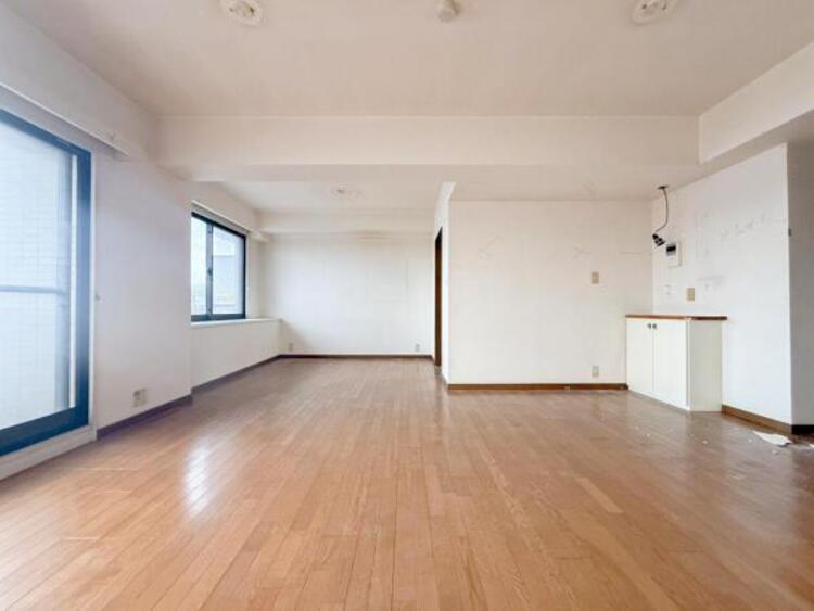 居間 オープンでゆとりある住空間を生み出す、広がりとゆとりです！！たっぷりの光が差し込む気持ちのいいLDK！！リビングは陽射しとともに少しずつ色合いを変える外の景観を眺めながら寛ぎの時間をお楽しみ頂けます。 