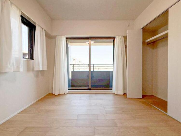 内装 採光を確保した明るい室内は風通しも良く穏やかな時が流れます！様々な生活スタイルにも対応可能な間取り。採光もアクセントの一つとして。この明るい好みの空間で読書をしたり、音楽を聞いたりと一人の時間も充実！ 