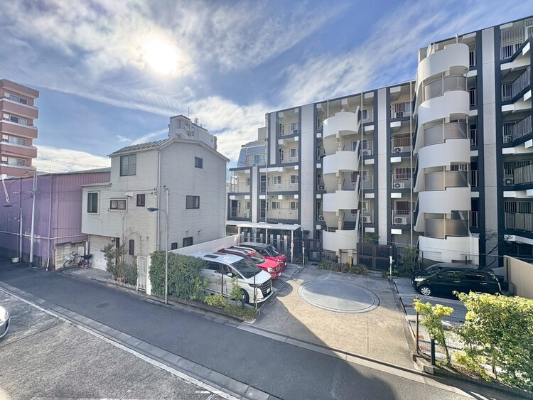 バルコニー 窓を開けると広がる青空。心をリフレッシュして日々を過ごしていきましょう。