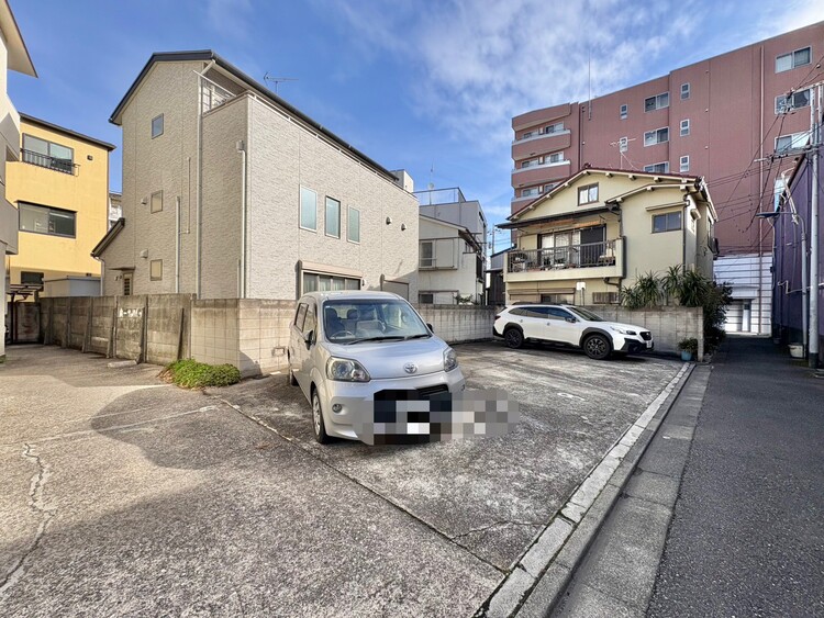 駐車場 本物件の駐車スペースです。車種制限のある場合もございますので、お気軽にお問い合わせくださいませ。