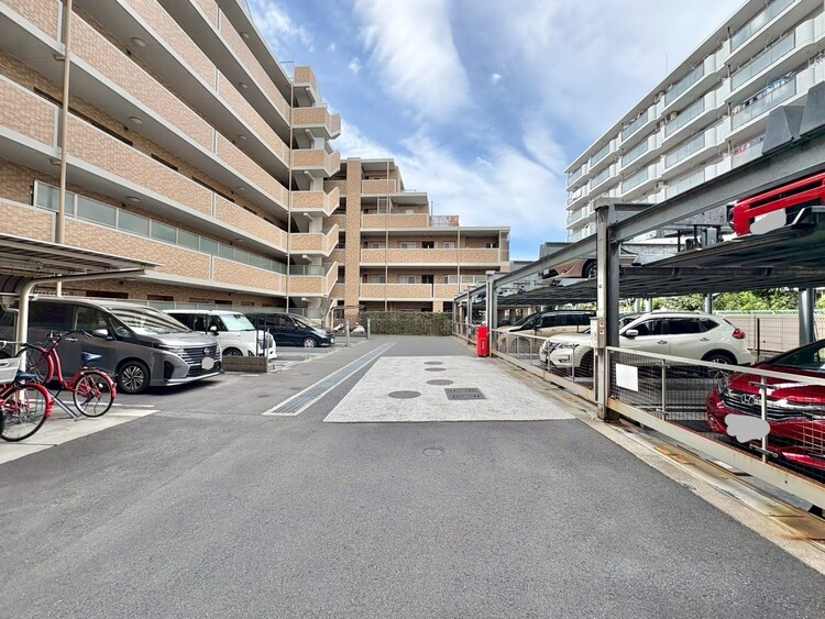 駐車場 本物件の駐車スペースです。車種制限のある場合もございますので、お気軽にお問い合わせくださいませ。