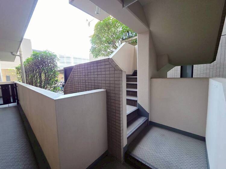 その他 共用部の階段です。明るく清潔に管理されています。