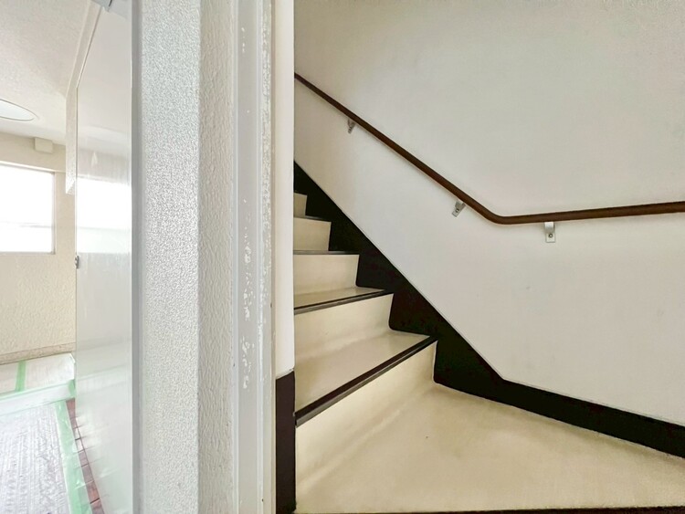 その他 共用部の階段です。明るく清潔に管理されています。