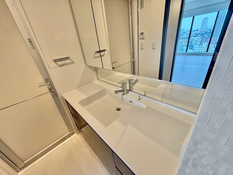 その他 清潔感を感じられる洗面化粧台。