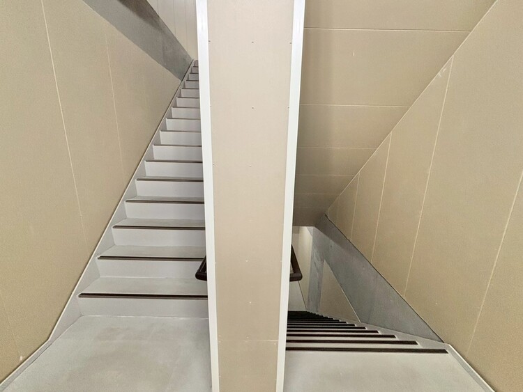 その他 共用部の階段です。明るく清潔に管理されています。
