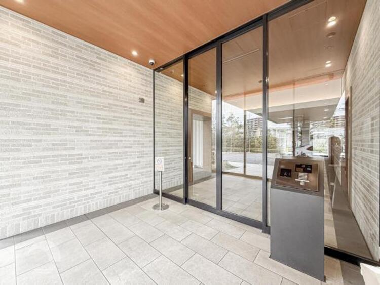 エントランス 直線的なデザインと洗練された素材が際立つエントランス。無駄のないシャープな造形が、住まう人をスタイリッシュに迎える都会的な空間です。