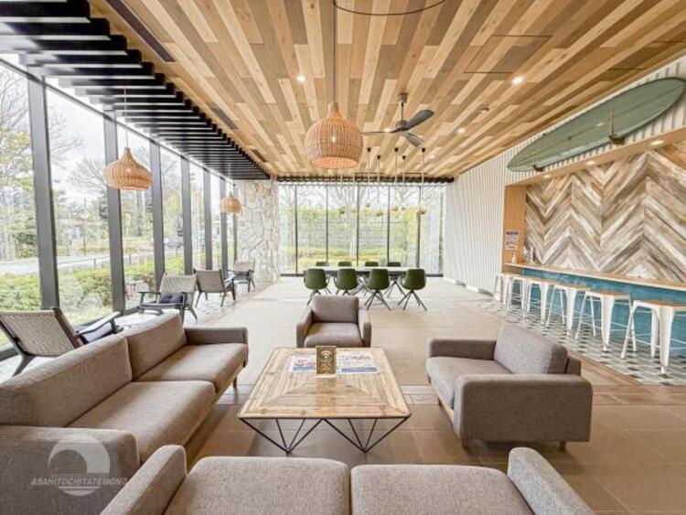 その他 洗練されたデザインが印象的なロビーは、静かで落ち着いた空気が漂う上質な空間。ゆとりある配置と上品な素材使いが、住まう人を心地よく迎えてくれます。