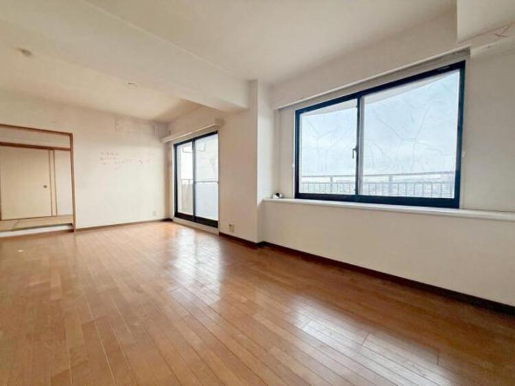 居間 心穏やかに過ごす溢れる光が優しく包み込むリビングダイニング！時間を大切にできる空間がここにあります！導線も取れているので、ダイニングテーブルやソファー、ローテーブルなどの家具もしっかりと配置できます。 