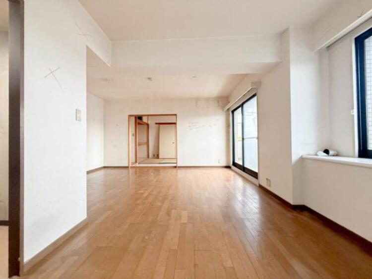 居間 開放感とプライベート感が見事に両立されたリビングダイニング！通常では相反するファクターがともにそろうと極上のくつろぎ空間が生まれます。だれにも譲りたくない至福の空間で過ごす日々は生活をより豊かにします 