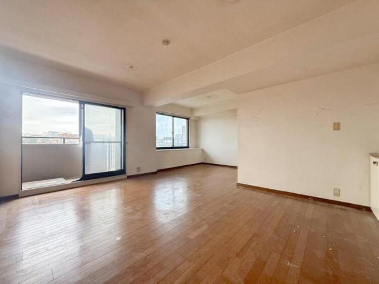 居間 リビングにあふれる採光と心地よい風のつどう調和された空間！！生活を彩る充実した日々が過ごせそうです。家族の滞在期間が長くなることを予測して、設計士が思いと工夫をこらした自慢のリビングダイニング！！！ 