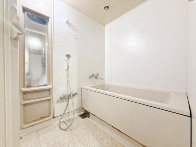 風呂 【浴室】ゆったりと寛げる広々バスでリラックス。