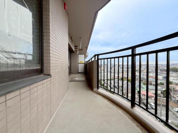 バルコニー 【バルコニー】太陽の光と爽やかな風でお洗濯物は気持ちいいです。 