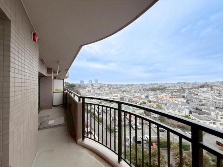 その他 【バルコニー】太陽の光と爽やかな風を受けられるバルコニーです。