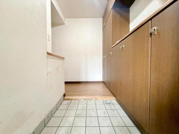 その他 【玄関】明るく広い玄関には収納力に優れたシューズボックス。　靴をスッキリと整頓することができます。 