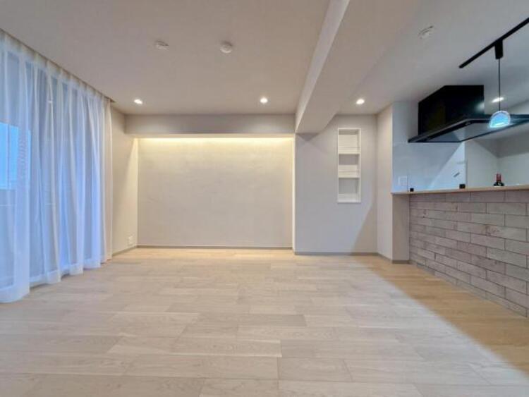 居間 家族の会話や笑顔が行き交うリビングで、子供を走り回らせたい。ダイニングテーブルでゆったり食事を堪能。光と風が溢れる開放的なリビングダイニングには、くつろぎの空間を生み自然と家族みんなが集まってきます 