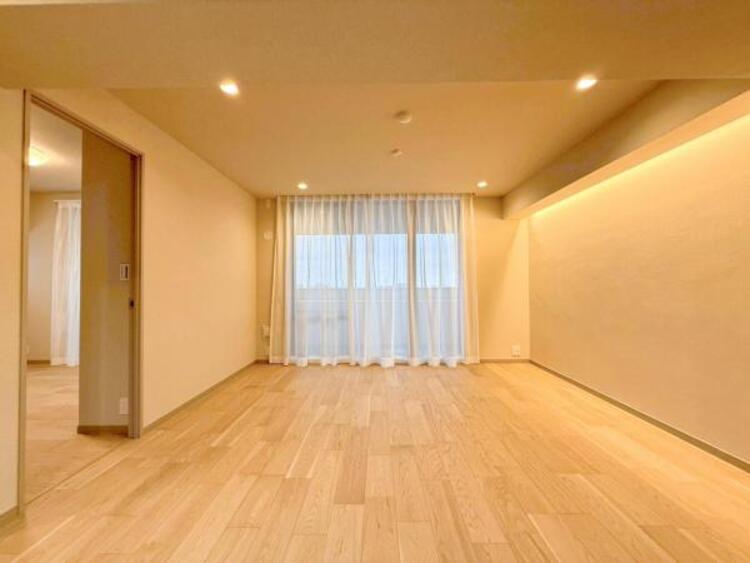 居間 お天気が晴れの日は照明をつけなくても充分明るいリビングです！どこか落ち着きのある広々とした内装です！皆で過ごす空間が、目に浮かんでくる様な優しいリビングダイニングです！くつろいだり楽しい時間を是非！ 